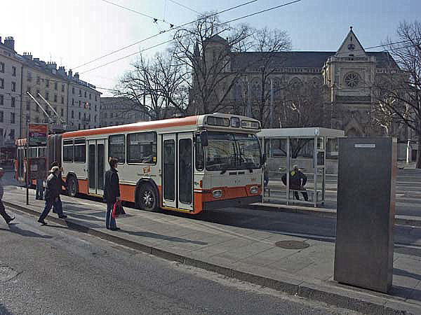 Trolleybus 667 an der Gare Cornavin, Genf, März 2005